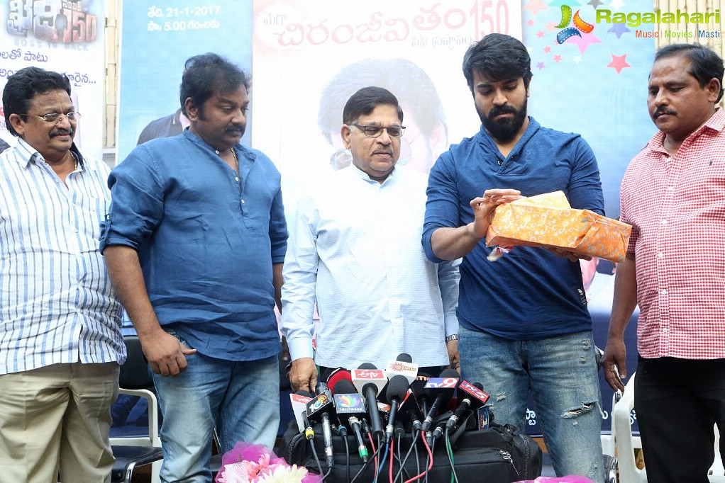 chiranjeevi-book-launch-by-ramacharan14.jpg