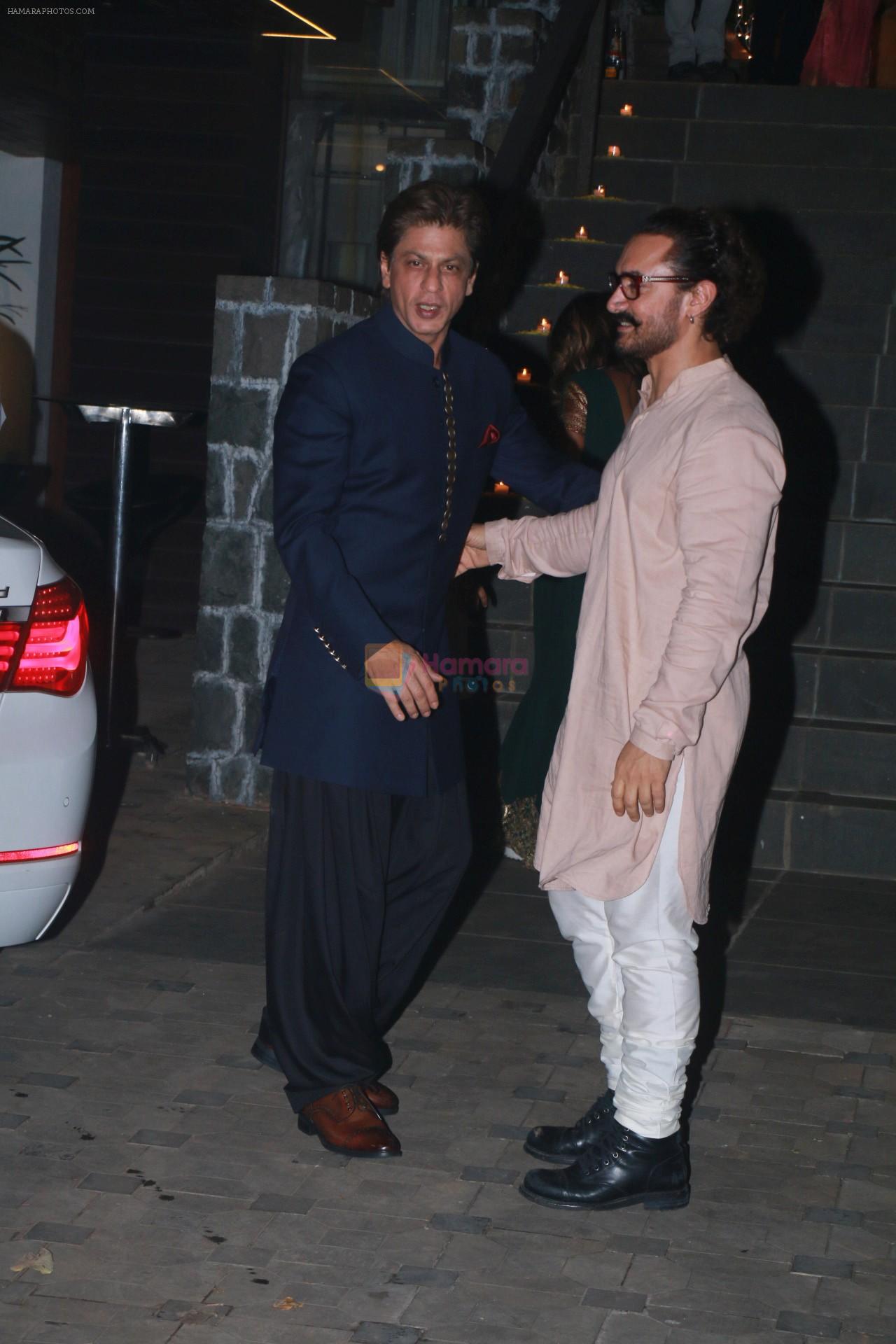 hpse_fullsize__1996448816_Shahrukh Khan at Aamir Khan_s Diwali party on 20th Oct 2017 (60)_59ecb5bc73f0b.jpg