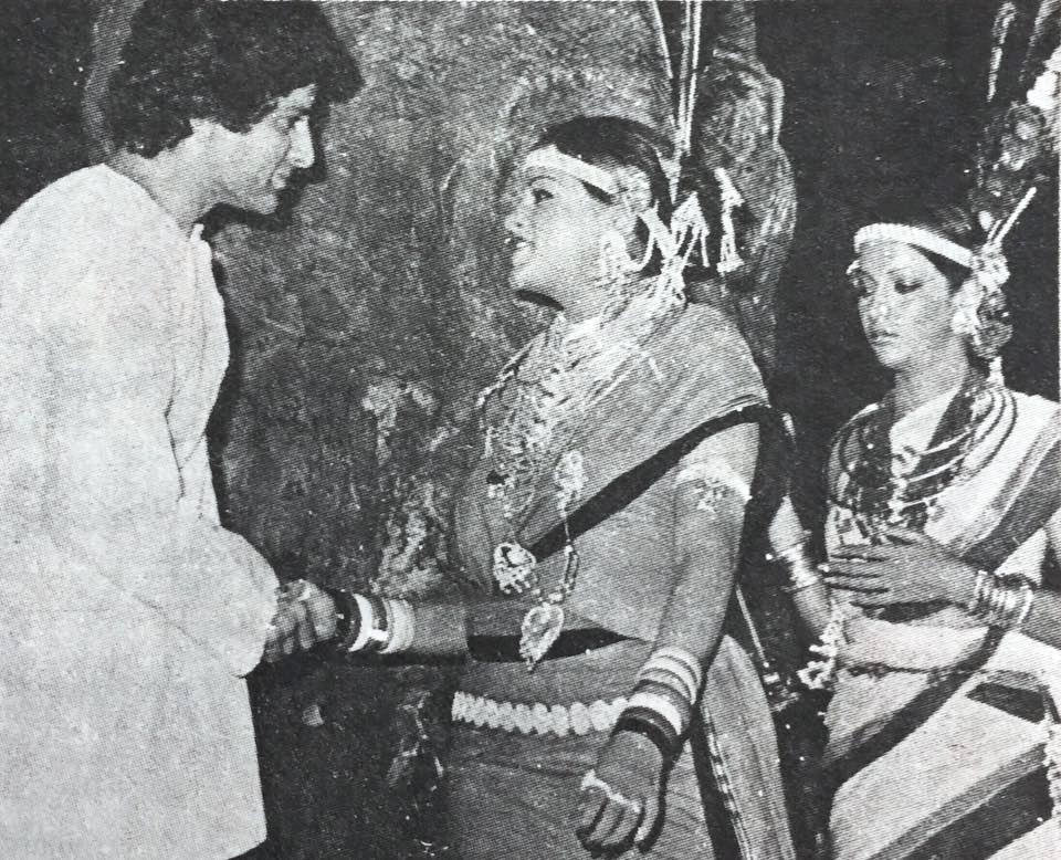 Shashi Kapoor greeting Simple Kapadia and Shabana Azmi.jpg