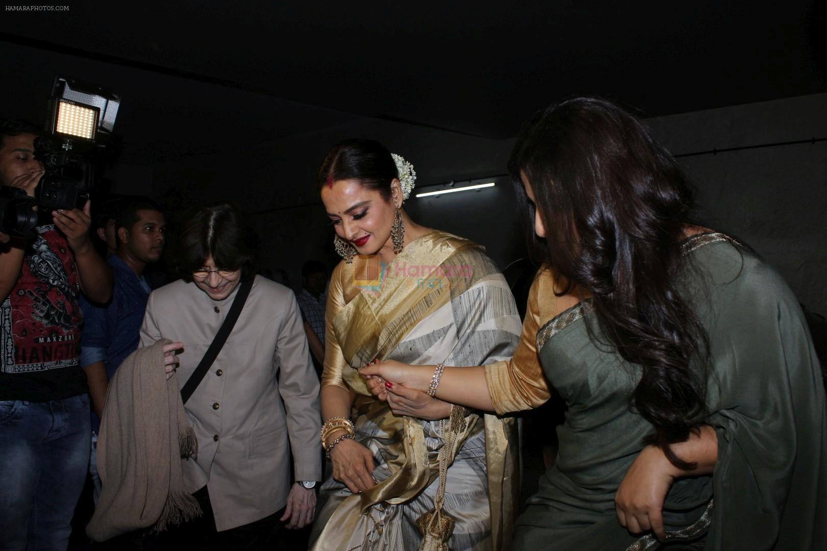 hpse_fullsize__2521940412_Rekha, Vidya Balan at the Red Carpet and Special Screening Of Tumhari Sulu hosted by Vidya Balan on 14th Nov 2017 (123)_5a0bcd90b6ed6.JPG