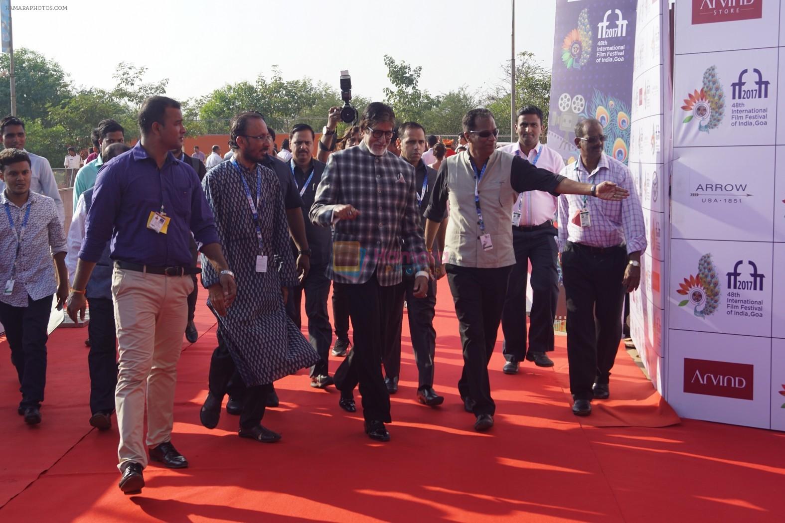 hpse_fullsize__4245740280_Amitabh Bachchan At IFFI 2017 Closing Ceremony in Mumbai on 28th Nov 2017 (60)_5a1e3da01a454.JPG
