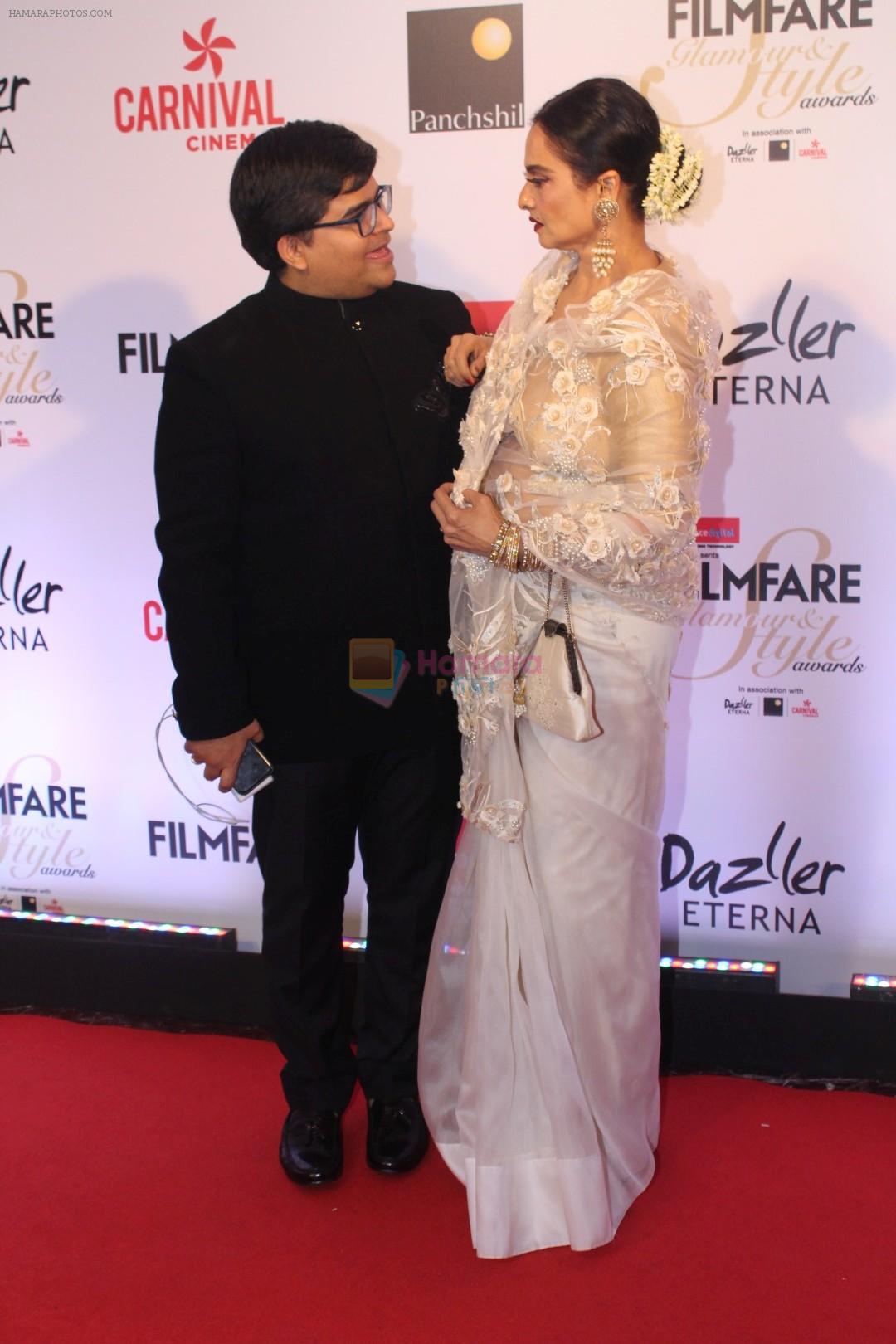 hpse_fullsize__1114535025_Rekha at the Red Carpet Of Filmfare Glamour  Style Awards on 1st Dec 2017 (17)_5a224a1409d19.JPG