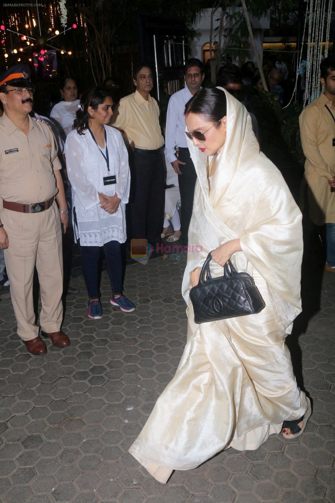 hpse_fullsize__1709980072_Rekha at Mr Shashi Kapoor Condolence Meeting on 7th Dec 2017 (78)_5a2a329f76c18.JPG