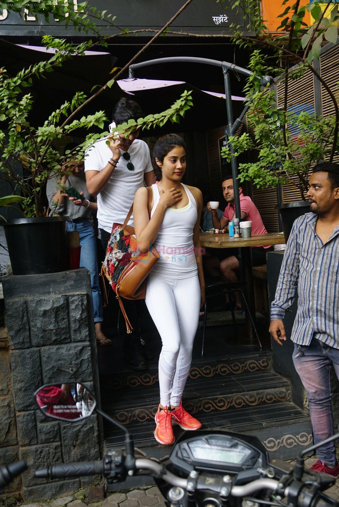 hpse_fullsize__3885760300_Janhvi Kapoor Spotted at Kitchen Garden,Bandra on 29th Dec 2017(20)_5a4719922b45f.JPG