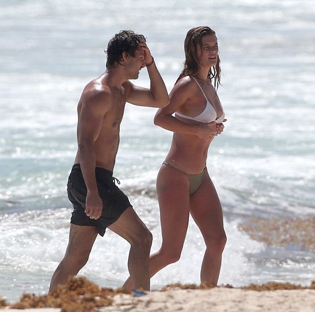 497CF92C00000578-5423699-New_fling_Agdal_and_Brinkley_Cook_met_at_Montauk_s_Surf_Lodge_ju-m-144_1519331051578.jpg