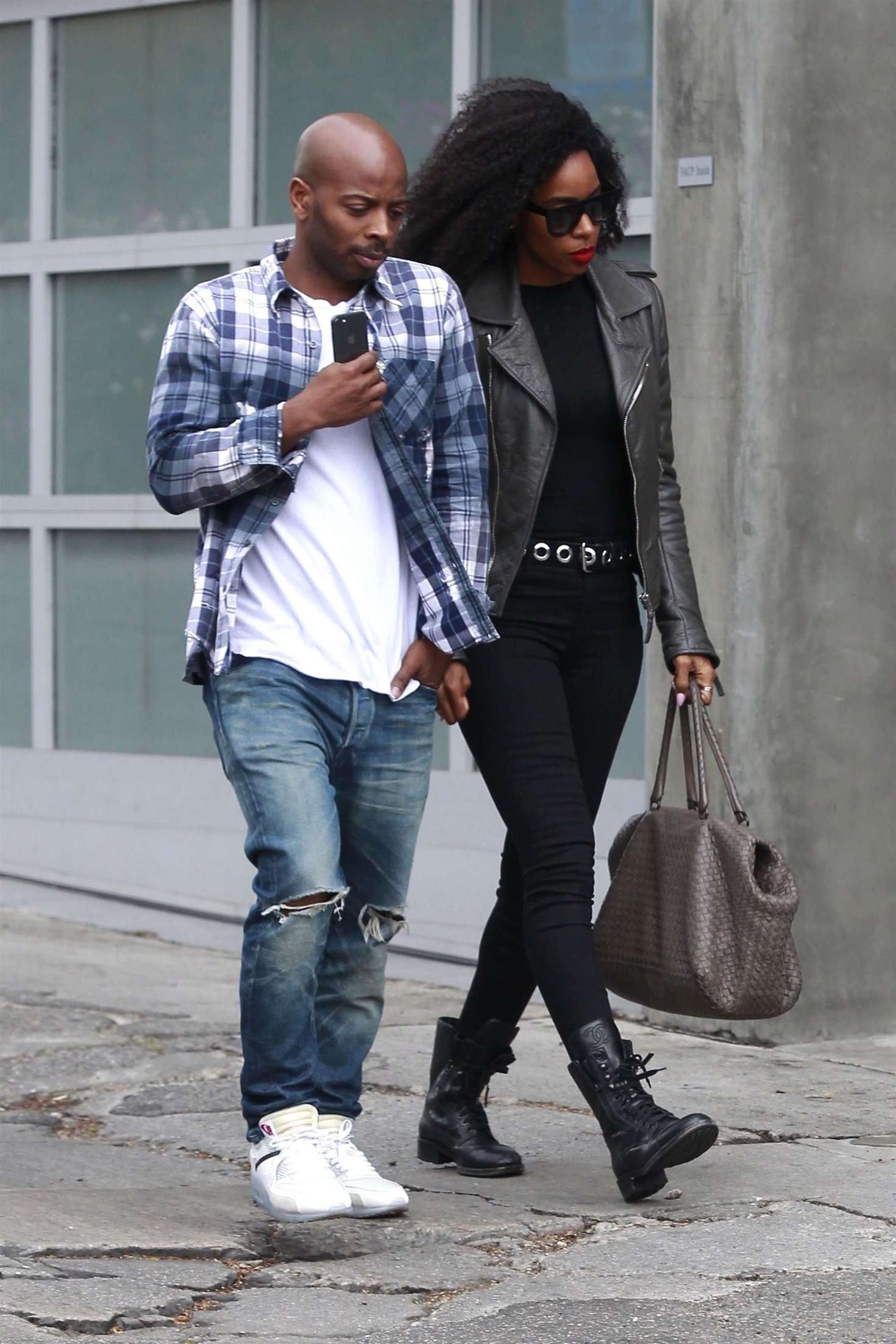 Kelly-Rowland-and-her-husband-Tim-Weatherspoon-out-in-West-Hollywood--02.jpg