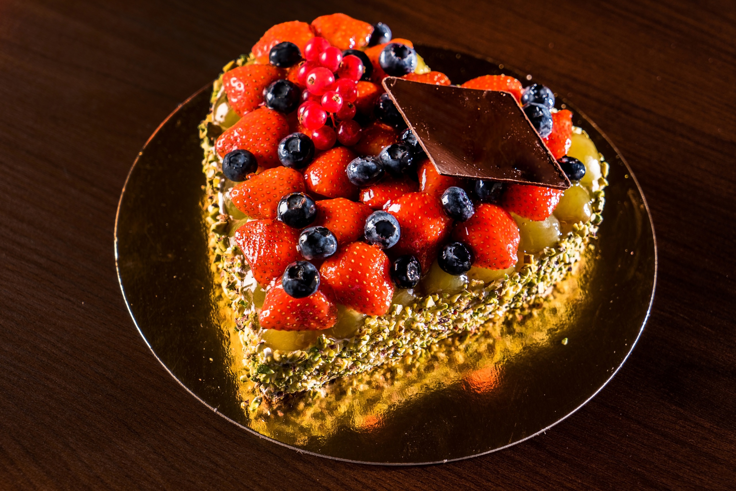 Cakes_Strawberry_Blueberries_Chocolate_Design_541544_2560x1709.jpg