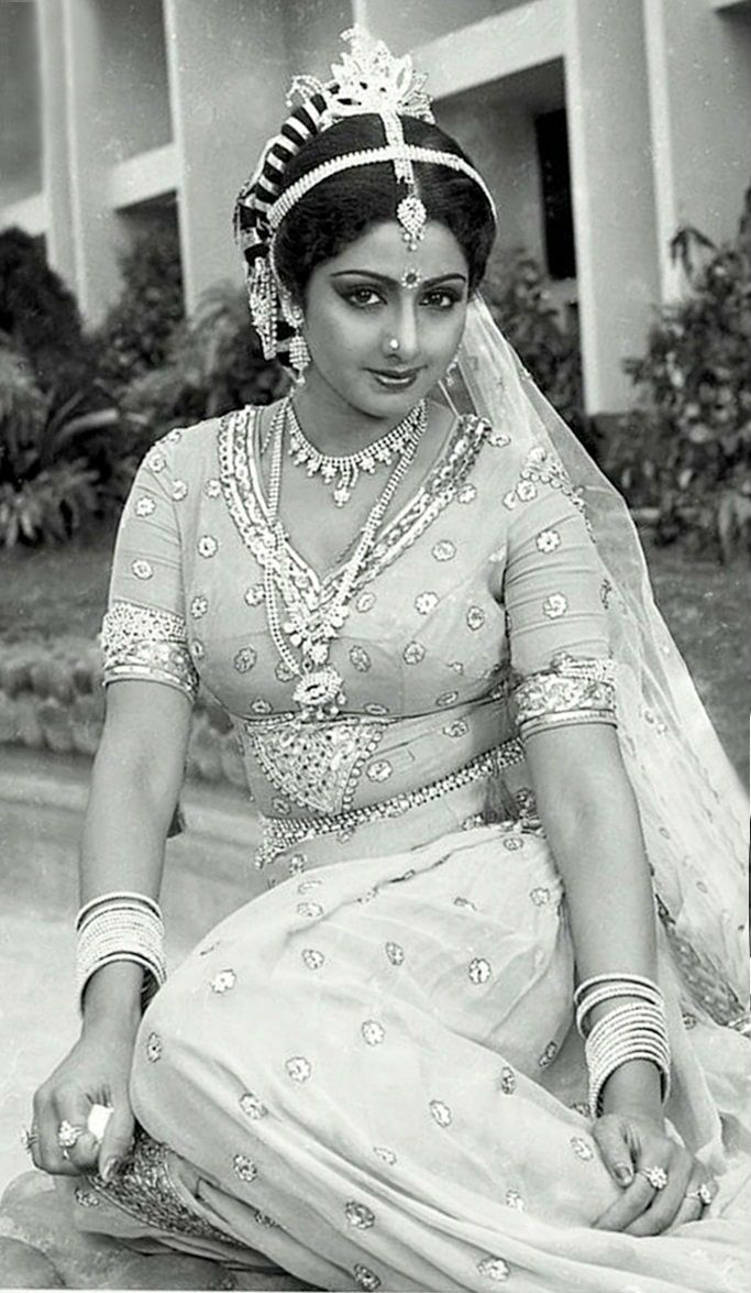 ac9b10c639e3c7742e904f34e380b310--vintage-bollywood-sridevi.jpg