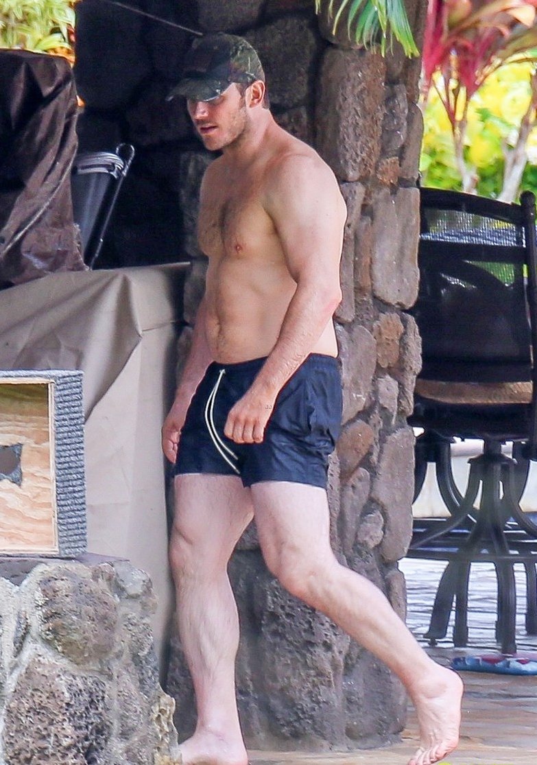chris-pratt-shirtless-hawaii-01_17178011132.jpg