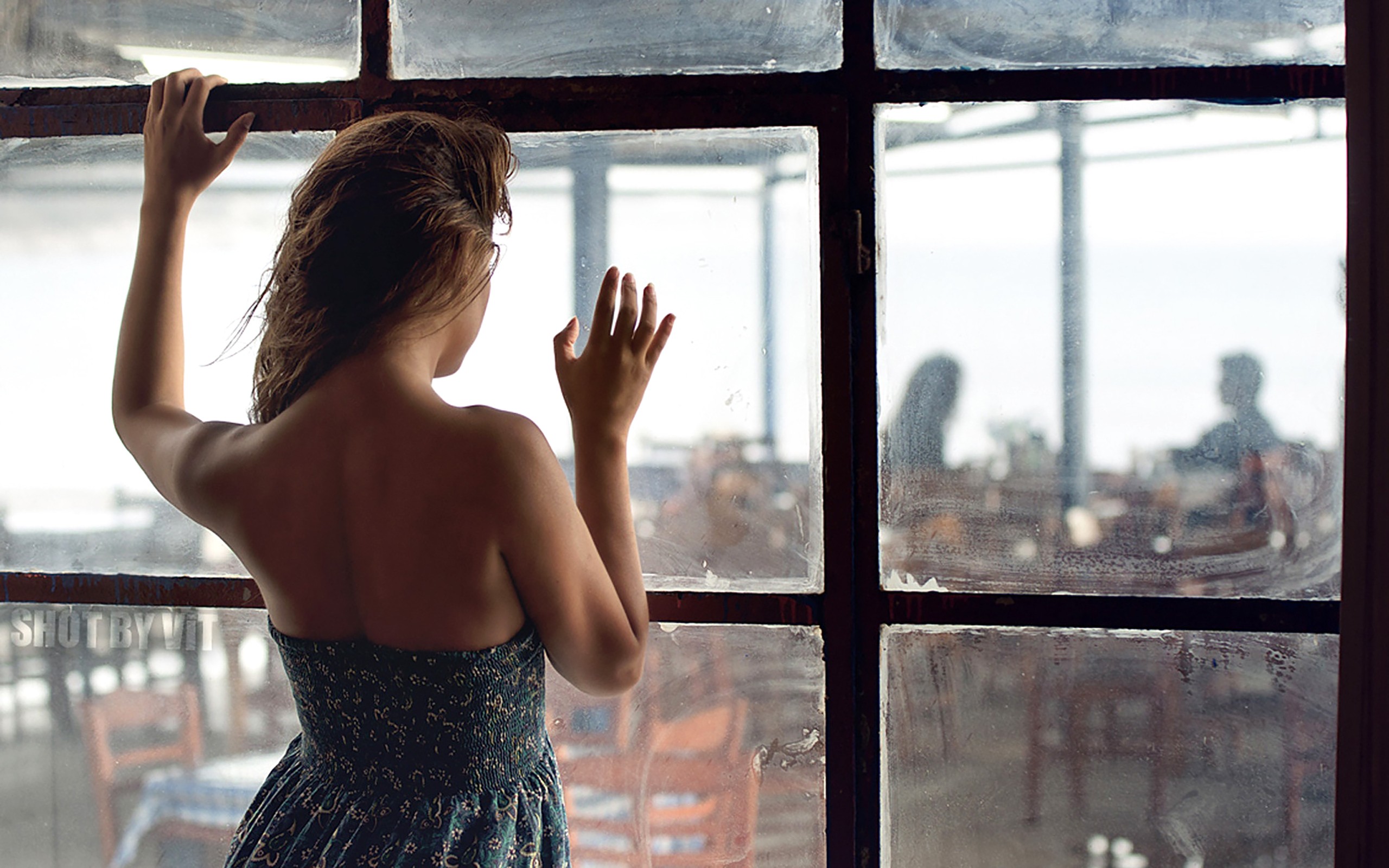 Она души не приняла. Фотосессия у окна. Девушка у окна. Одинокая девушка у окна. Фотосессия возле окна.