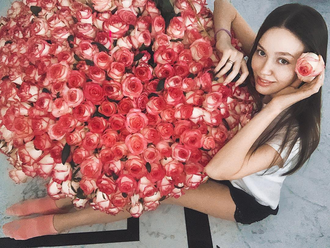 Анастасия Костенко с цветами