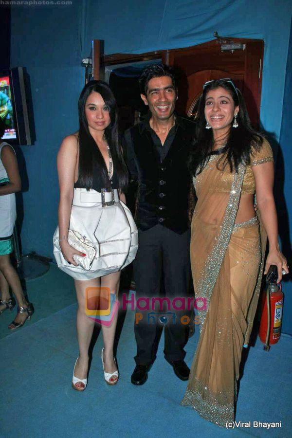 =normal_Kajol,_Manish_Malhotra,_Sheetal_Mafatlal_at_Karan_Johar_Show_in_HDIL_Couture_Week,_Mumbai_on_16th_Oct_2009_(5).JPG