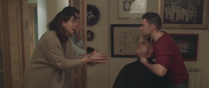 Bajo la rosa_HDRip.avi_snapshot_01.00.47_[2018.12.25_15.32.49].jpg