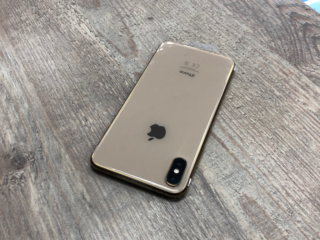 Iphone 512gb. Iphone XS Max Gold. Айфон 10 512 ГБ. Iphone XS Max 64 Gold на столе. XS Gold iphone на столе.