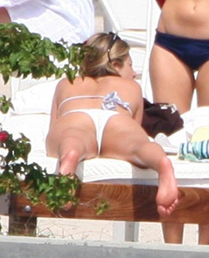 Jennifer-Aniston-Feet-151218.jpg.