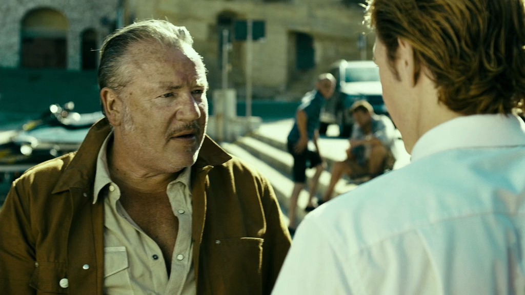 На гребне волны_(2015)_WEB_DLRIP-AVC_O.M_[-=DoMiNo=-].mkv_20190509_193342.375.png