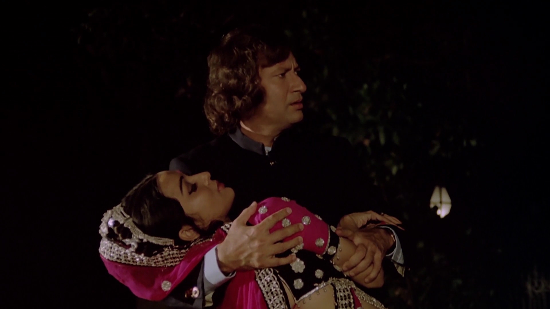 Main.Tulsi.Tere.Aangan.Ki.1978.WEBHDRip.1080p.AVC[(010144)18-16-07].JPG