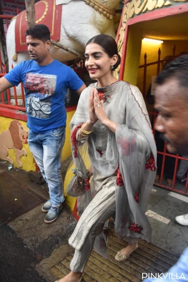 sonam-kapoor-shani-temple_9.jpg