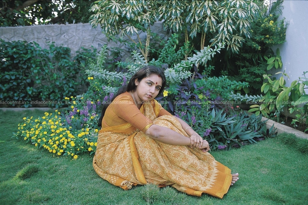 659-revathi-clicked-sitting-in-a-garden-in-new-image-88005500_20190308_055.jpg