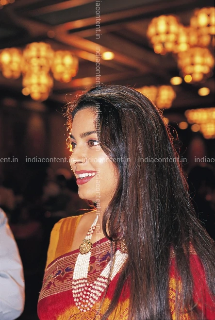 659-famous-actor-juhi-chawla-during-an-event-in-image-88005500_20181217_094.webp