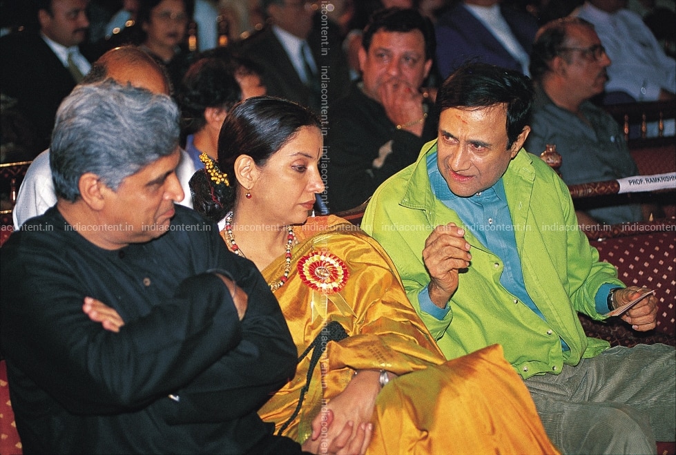659-indian-film-actor-and-director-dev-anand-clicked-while-having-a-image-88005500_20190118_198.jpg