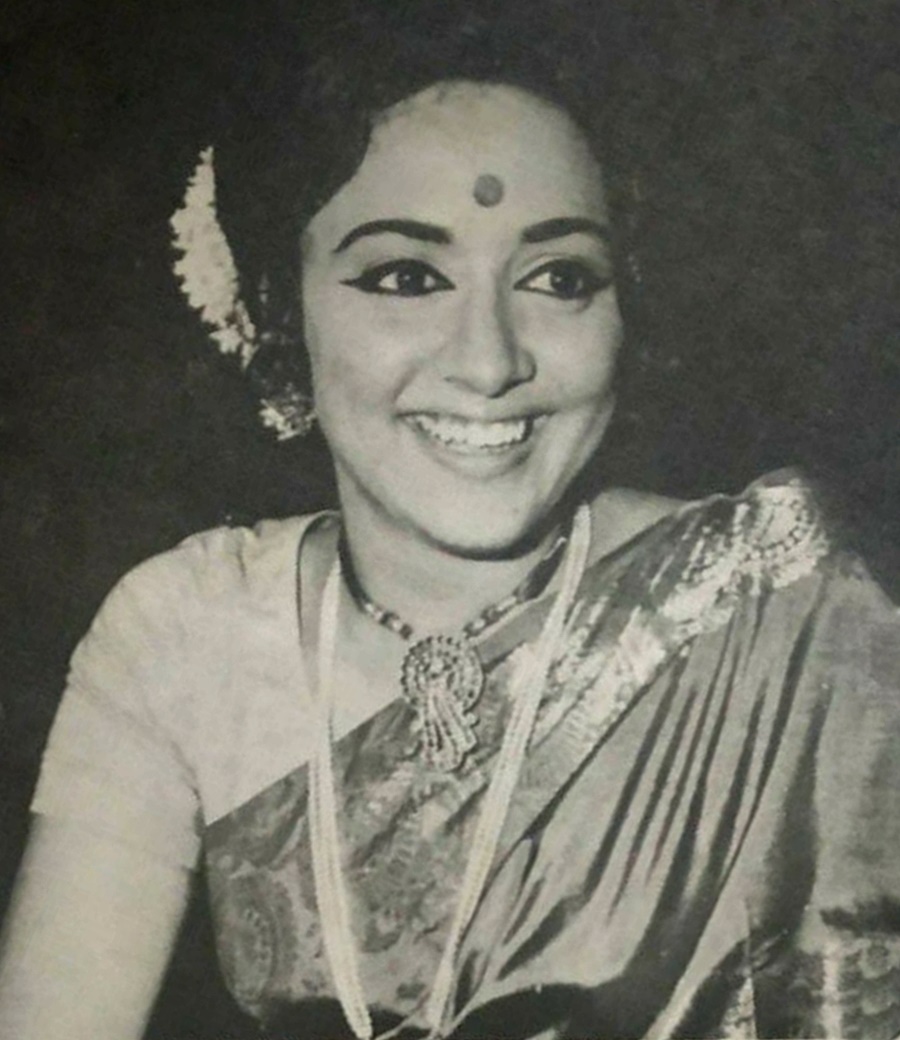 Star-Style-16-Jan-1976-Vidya-Sinha-_57 (3).jpg