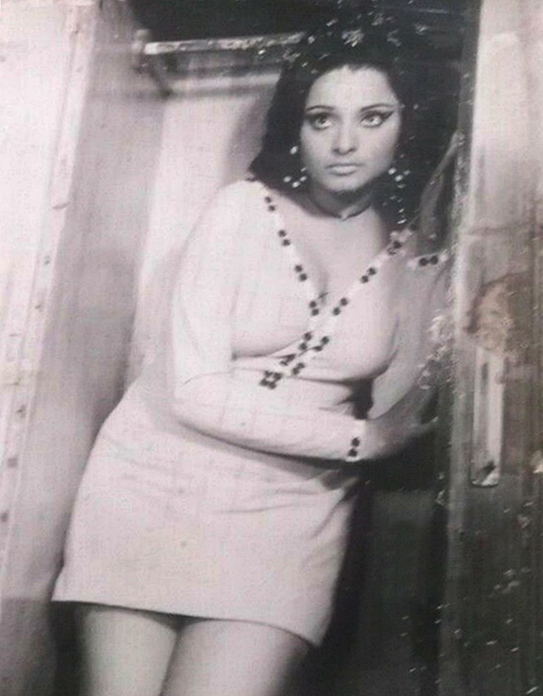 REKHA-7pc-Bollywood-India-Vintage-Movie-Still-_57.jpg