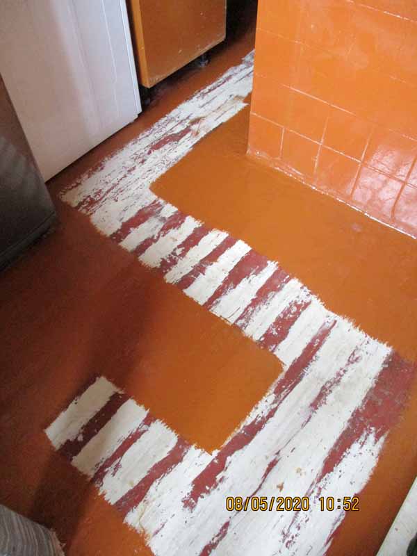 Воняет пол. Оранжевые полы старые. Покраска пола квадратами. Крашенные полы в квартире. Покраска пола в подъезде.
