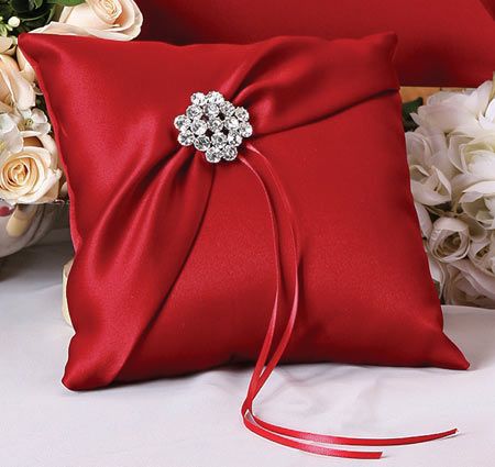 a14af83ebc9fc1e6ef8a655fd4687cb4--red-pillows-accent-pillows.jpg