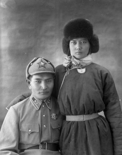  Военнослужащие Монгольской Народной Армии со своими супругами, 1940 год.