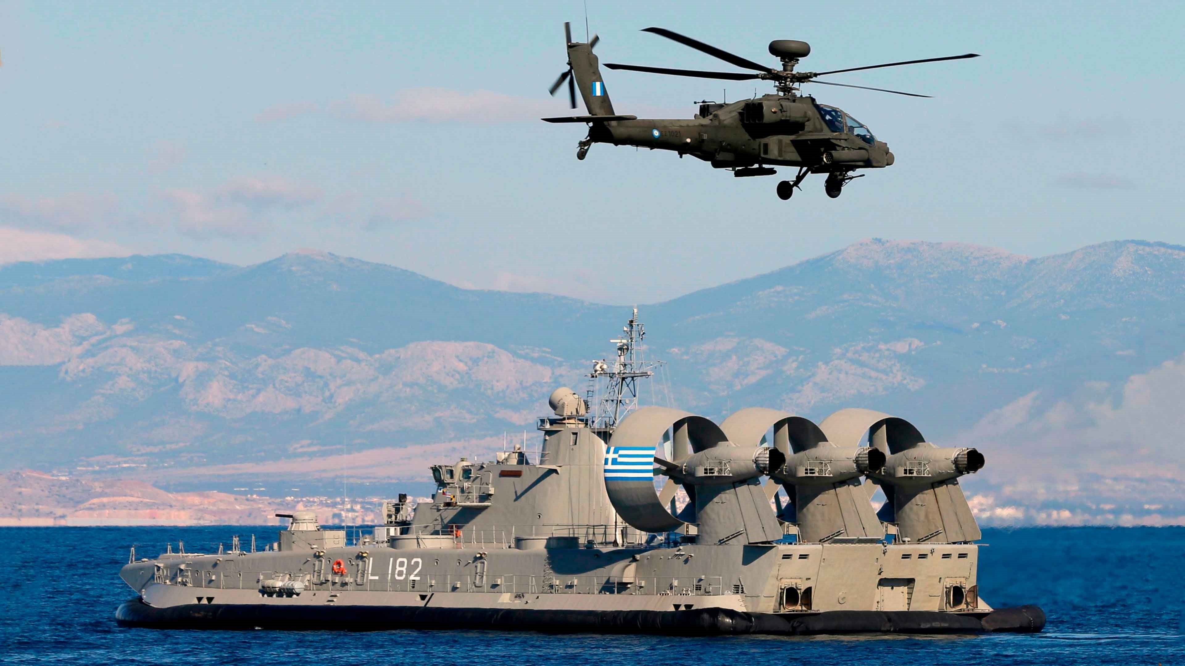 Красное море и военные. ВМС Греции. Военный корабль в Греции. Военный флот Греции. Военные учения Греции.