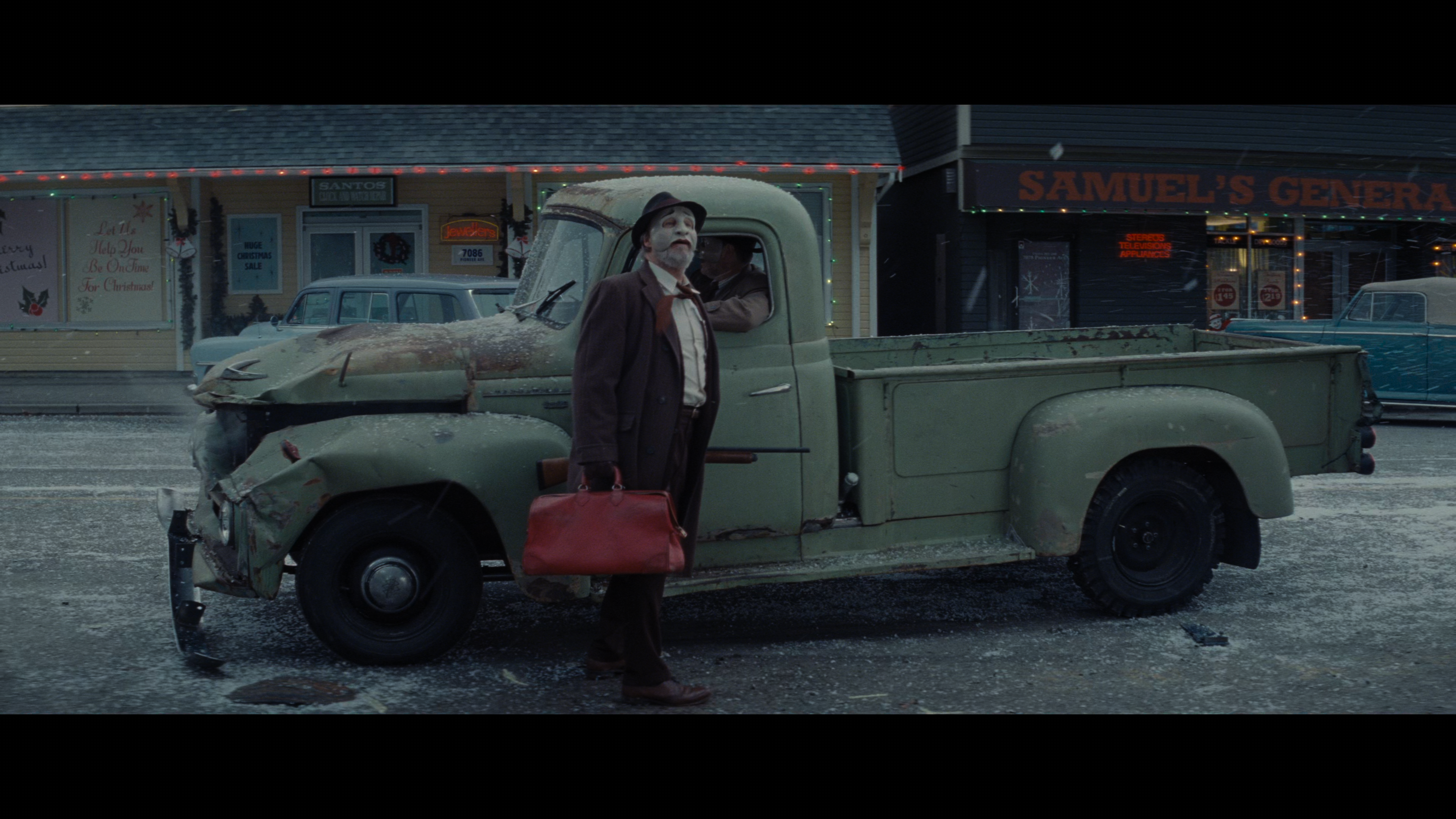 Bad.Times.at.the.El.Royale.2018.UHD.BDRemux.2160p.HDR.DoVi.HYBRID.P8.by.DVT.mkv_snapshot_01.17.20_[2022.01.03_17.35.23].png