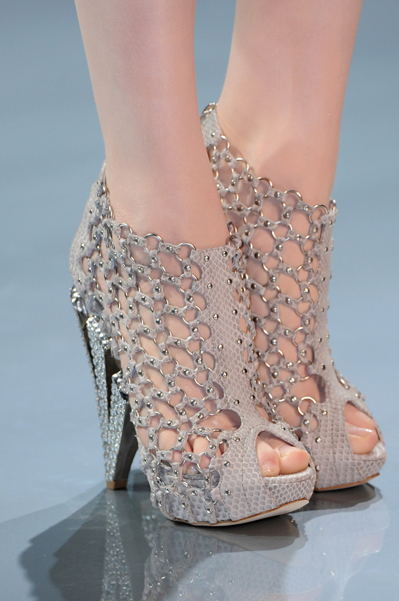 christian-dior-fall-2008-couture-details-00430h.jpg