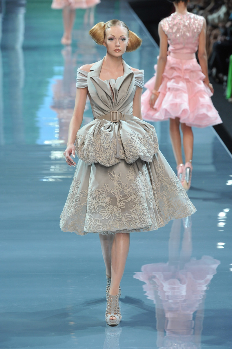 christian-dior-fall-2008-couture-00300h-lindsay-ellingson.jpg