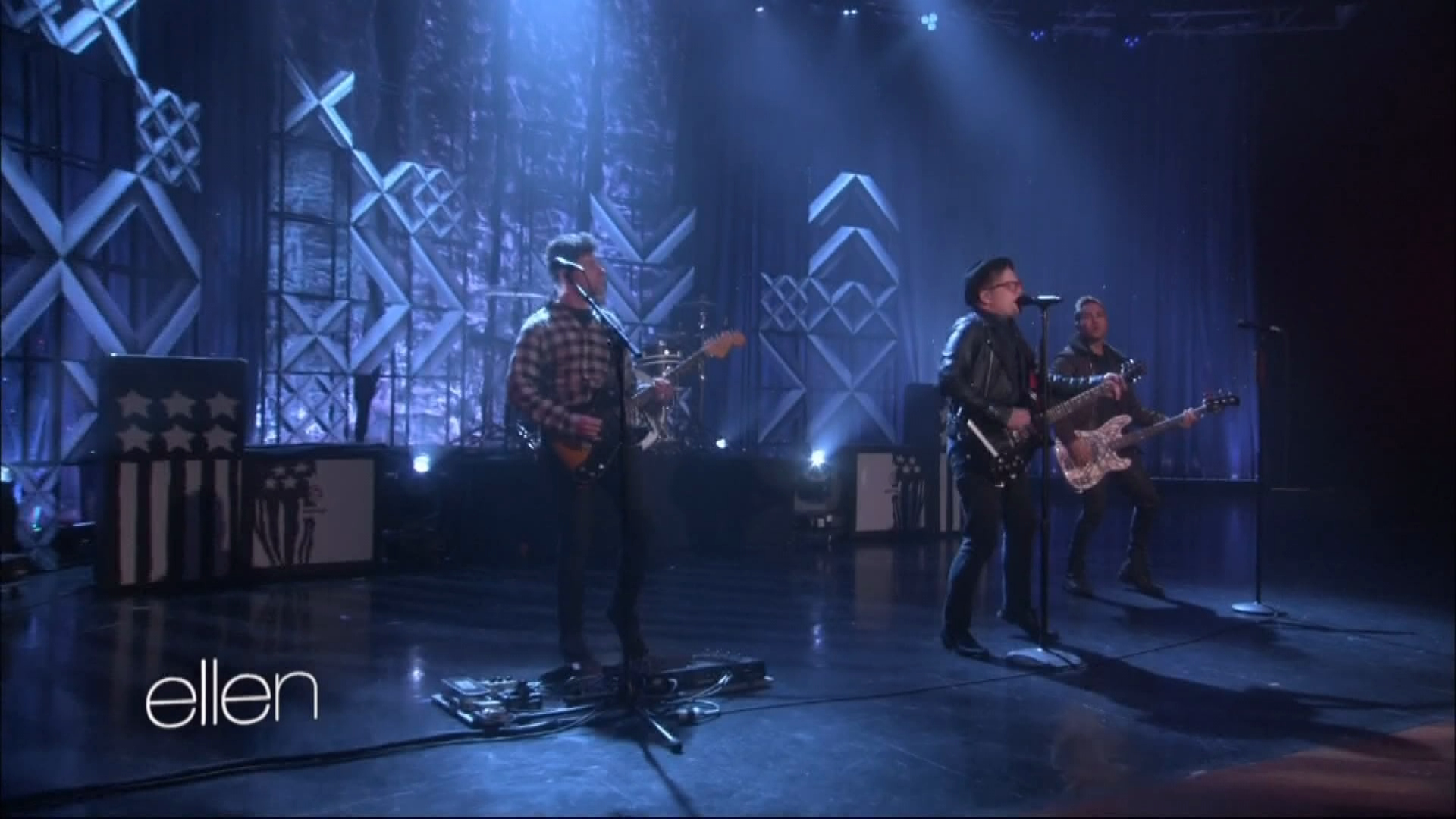 Fall Out Boy and Demi Lovato - Irresistible (The Ellen Degeneres Show) 2016.mkv_20220508_131141.113.png
