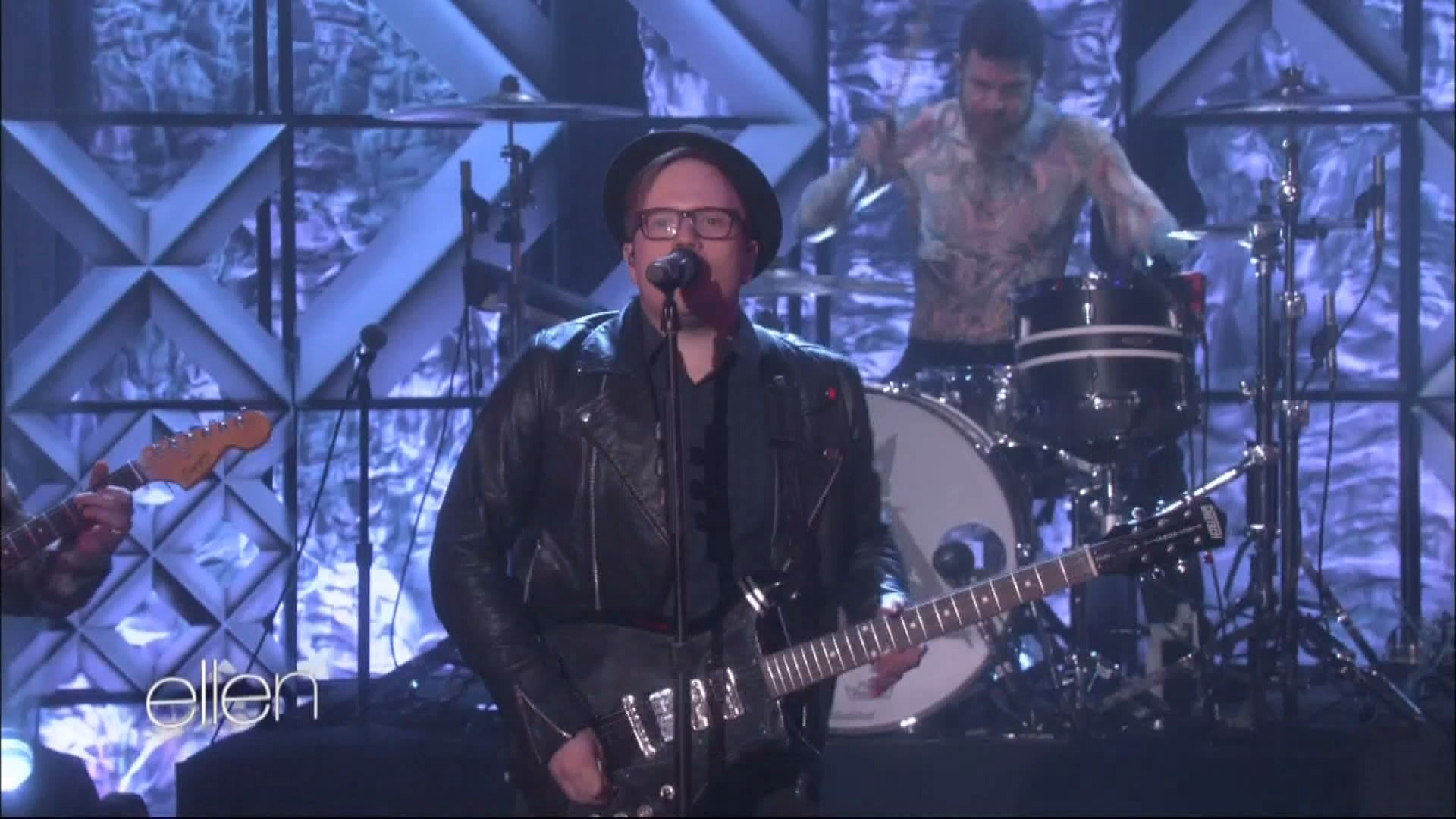 Fall Out Boy and Demi Lovato - Irresistible (The Ellen Degeneres Show) 2016.mkv_20220508_131136.214.png
