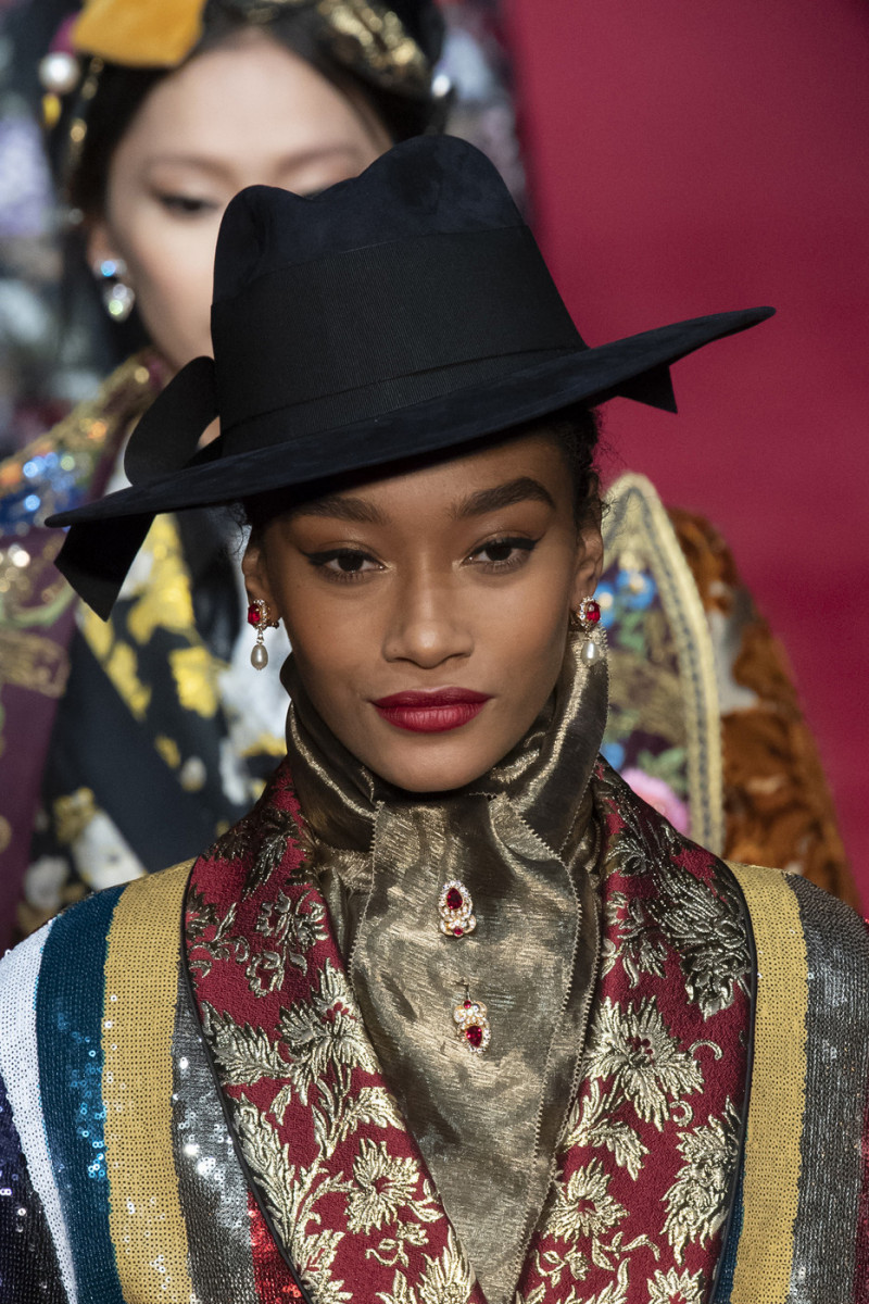 Dolce+Gabbana+Fall+2019+Details+fiaAwbQz4VRx.jpg