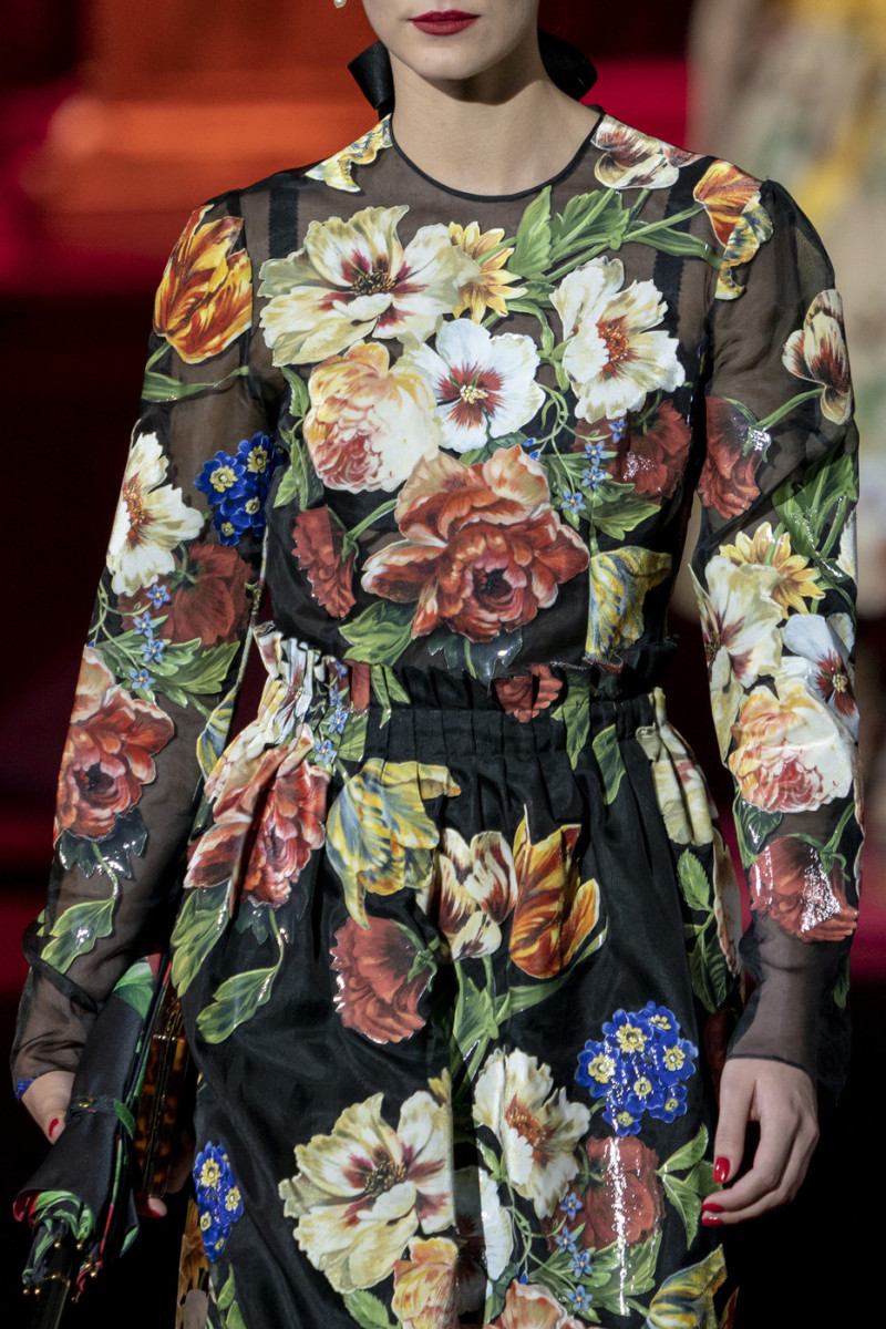 Dolce+Gabbana+Fall+2019+Details+FmP-9extxSex.jpg
