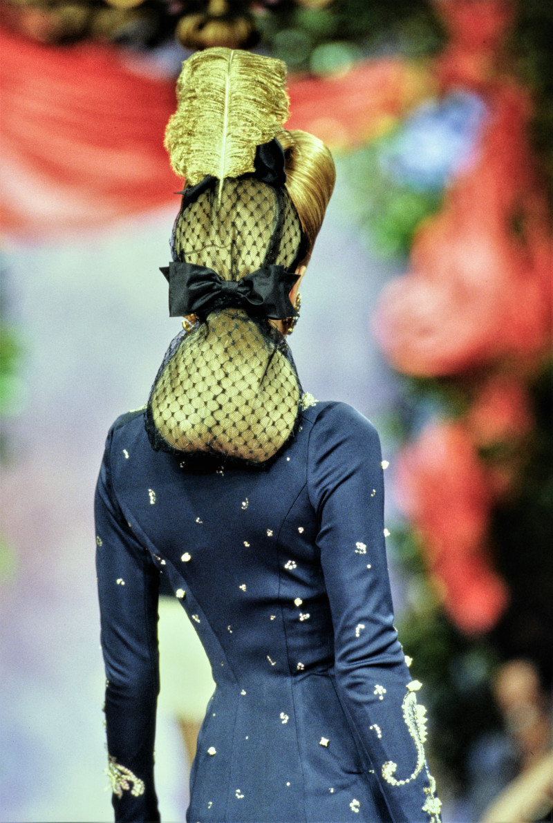 029-christian-lacroix-spring-1994-couture-CN10056629.jpg