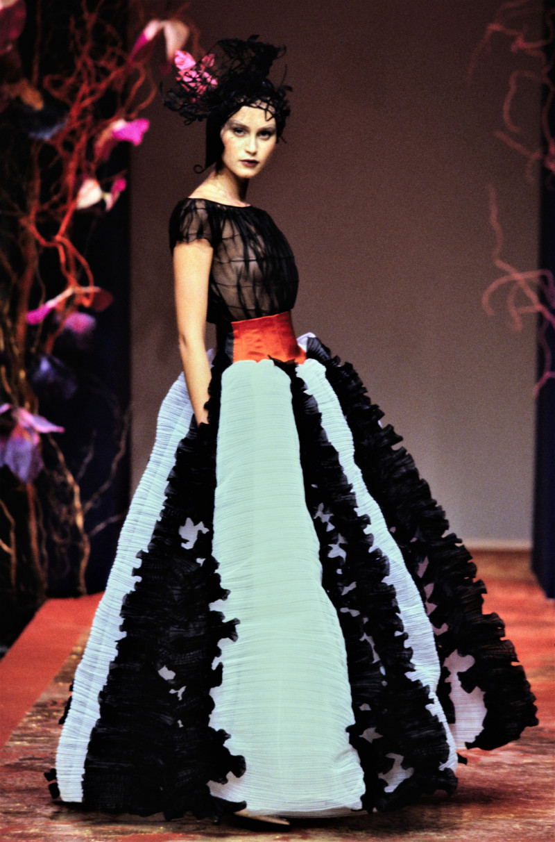 037-christian-lacroix-spring-1999-couture-detail-CN10056998-natalia-semanova.jpg