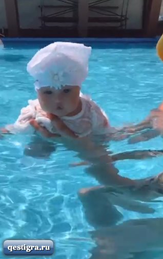 Дочка Александра Задойнова открыла плавательный сезон