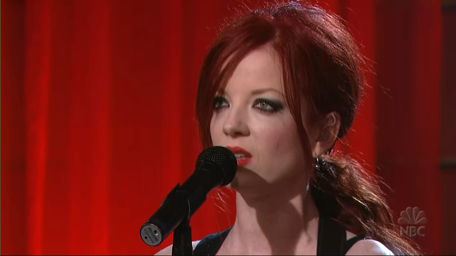 Garbage_Bleed_Like_Me_Tonight_Show_with_Jay_Leno_ 28.05.2005.TS_20220726_181615.180.png