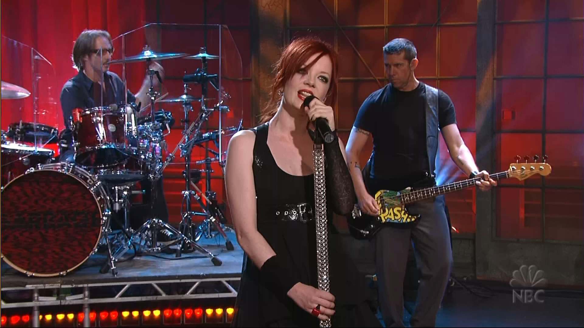 Garbage_Bleed_Like_Me_Tonight_Show_with_Jay_Leno_ 28.05.2005.TS_20220726_181644.820.png