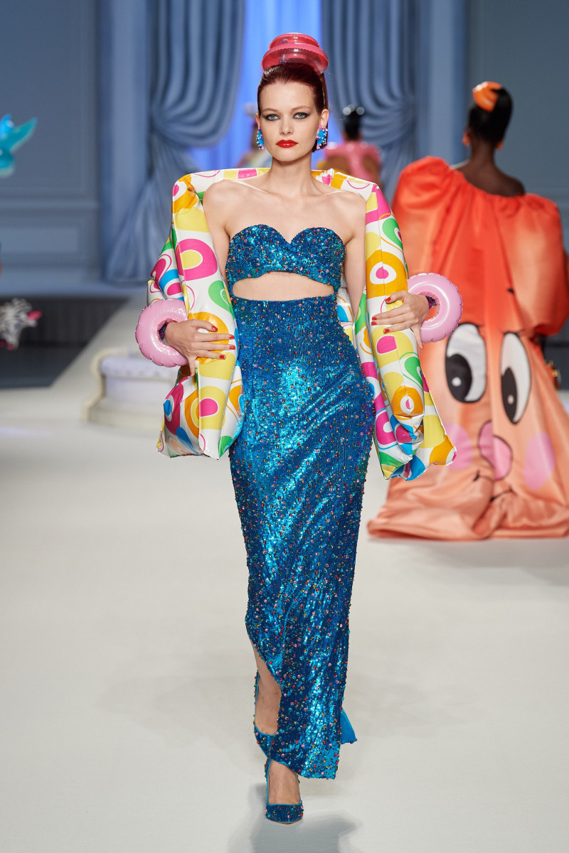 00054-moschino-spring-2023-ready-to-wear-credit-gorunway.jpg