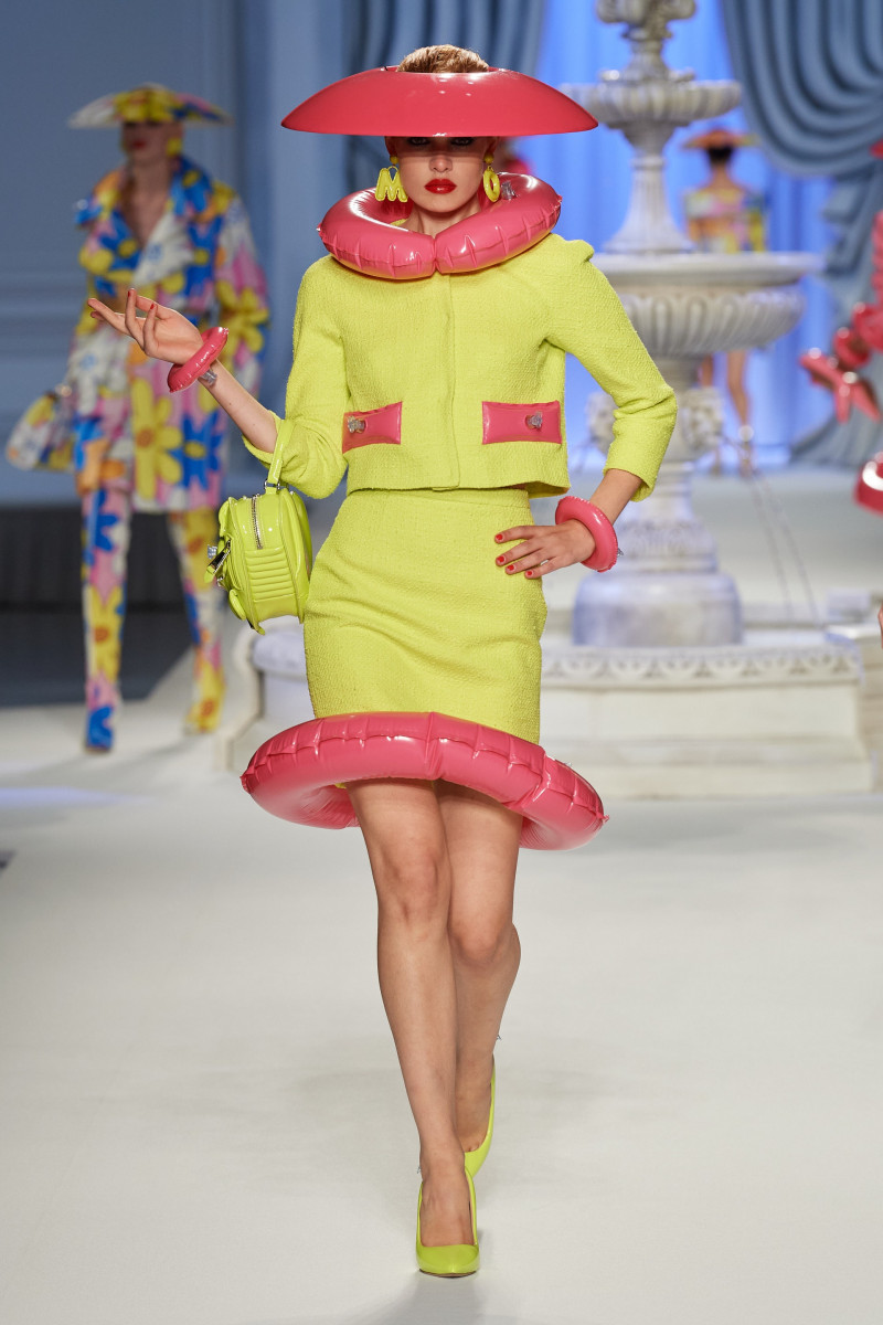 00037-moschino-spring-2023-ready-to-wear-credit-gorunway.jpg