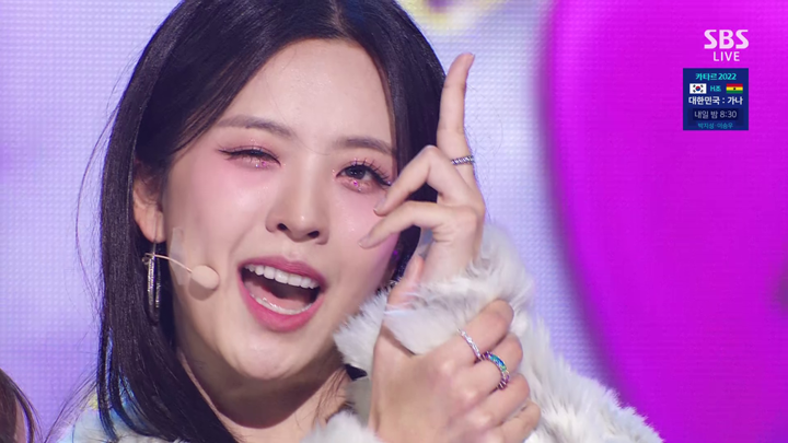 Irris_-_Stay_Wth_Me_(Inkigayo_2022.11.27)_(JPOP.ru).png