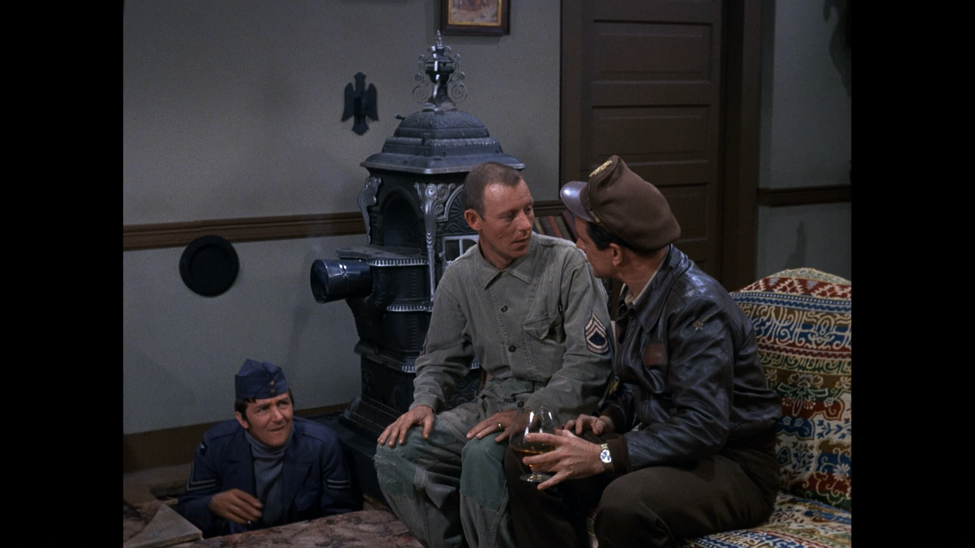 Hogans.Heroes.S03E16.Carter.Turns.Traitor.1080p.BluRay.Remux.Rus.Eng-@EniaHD_0001.png