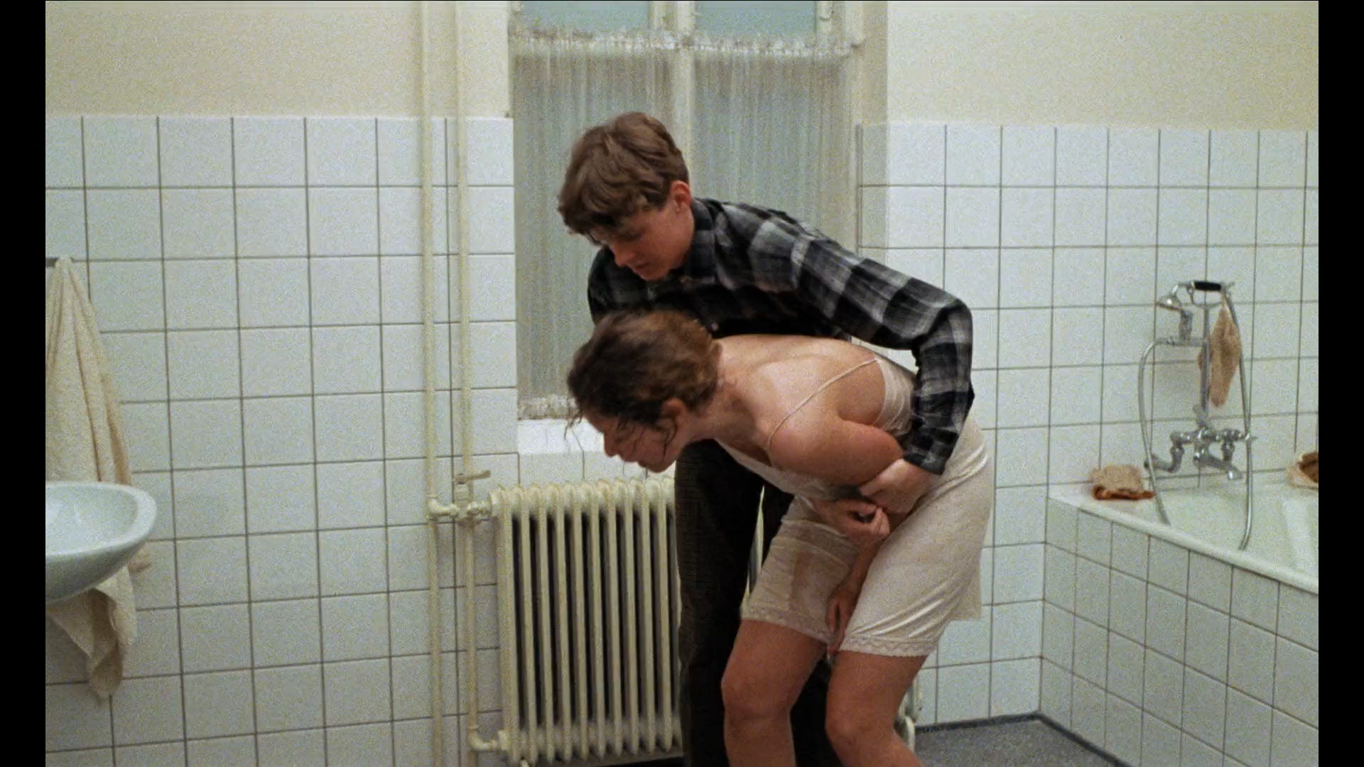 Tro, hab og kaerlighed 1984 WEB-DL 1080p.mkv_snapshot_01.00.30.png