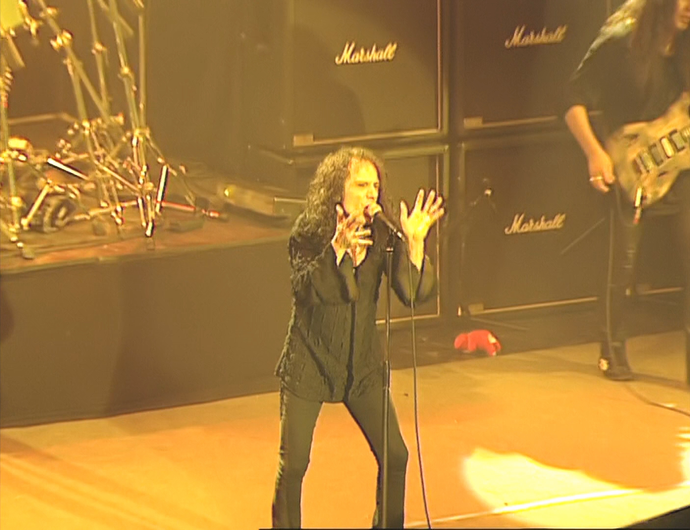 Dio.Live.In.London.Hammersmith.Apollo.1993.1080p.BluRay.DTS.FLAC.x264.HDCLUB-SbR.mkv_20230405_214937.585.png