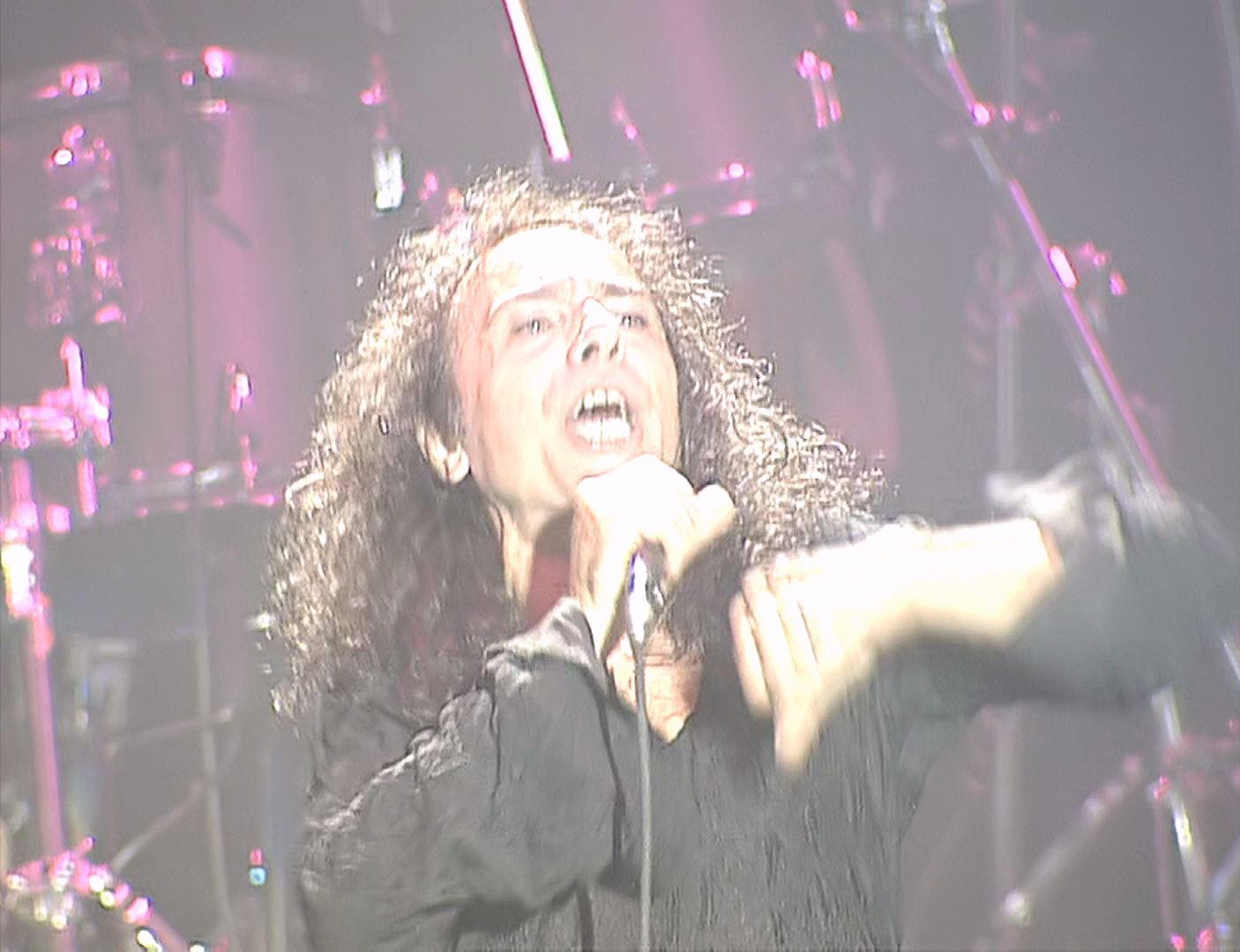 Dio.Live.In.London.Hammersmith.Apollo.1993.1080p.BluRay.DTS.FLAC.x264.HDCLUB-SbR.mkv_20230405_214950.458.png